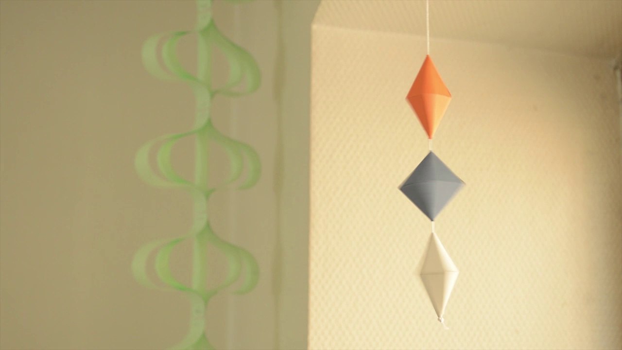 DIY : Fabriquez une belle guirlande 3D en papier coloré