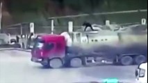 Un trabajador sale despedido al abrir compuerta de camión cisterna