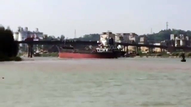 Le capitaine de ce navire percute un pont en pensant qu’il allait passer en dessous.