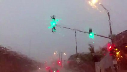 Impressionnant : bloqué dans sa voiture sous un orage, il filme la foudre qui s’abat sur un poteau !