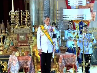 নতুন সংবিধানে সই করলেন থাই রাজা