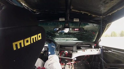 Pendant une course sur circuit, son capot s'ouvre et l’empêche de voir où il va .