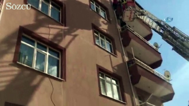 Balkon demirinde asılı kalan kızı itfaiye kurtardı