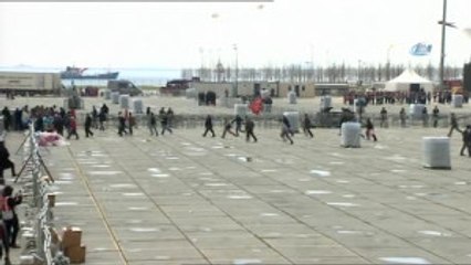 Mitinge Gelen Vatandaşlar, Ön Sıralarda Yer Kapmak İçin Birbirleri ile Yarıştı