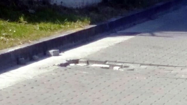 Nueva queja por baches y adoquines sueltos en el paseo Marítimo Candás Perlora