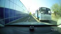 Une fille descend d'un bus qui roule et tombe sur une voiture