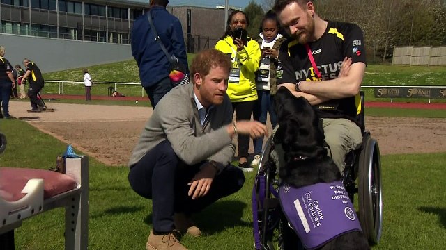 Harry teaches a child to box as he meets Invictus Games hopefuls