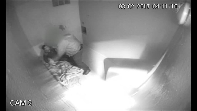 Un policier frappe un homme gardé à vue