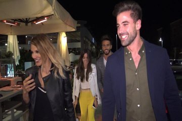 Ivonne sonríe junto Sergio Ayala, Marco y Aylén