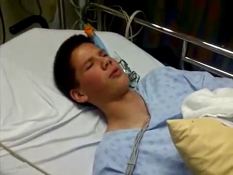 Regardez la réaction de cet ados encore sous l'effet de son anesthésie... Ahaha