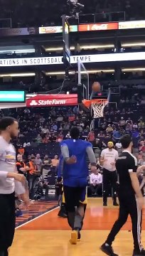 Stephen Curry est bon avec ses mains mais niveau coup de pied c'est à revoir...