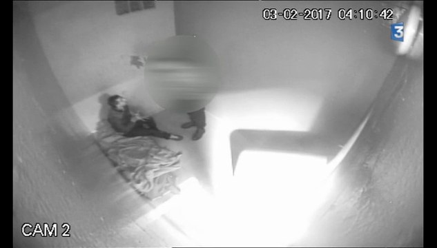 Ce flic vient frapper un suspect en garde à vue