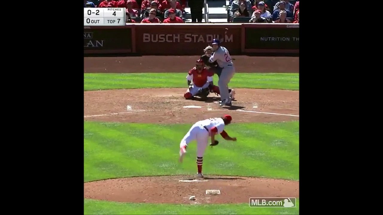 Ce receveur de baseball cherche sa balle partout mais regardez ou elle est... Ahaha