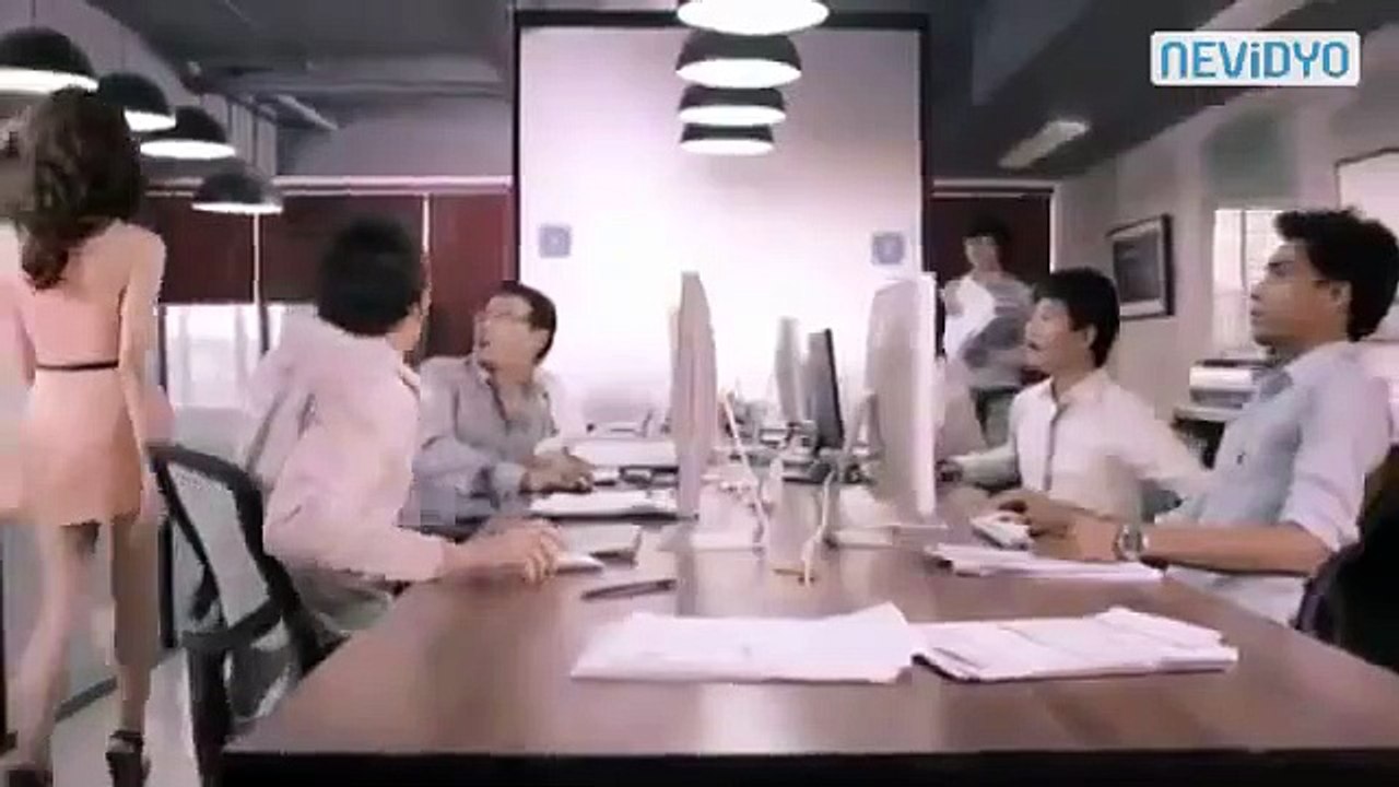 Erkekler Tuvaletine Seksi Bir Kadın Girince sevinen erkekler şok oluyor.