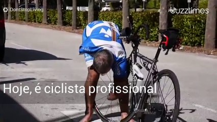 Ciclista sem mãos muda pneu