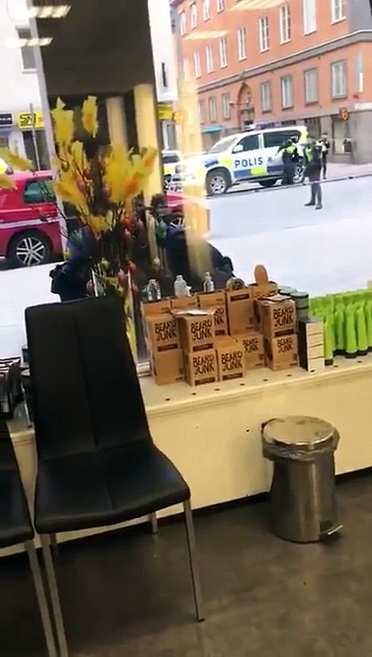 Теракт в Стокгольмі: затримання підозрюваного - Stockholm Terrorist Getting arrested by police in sweden, Stockholm