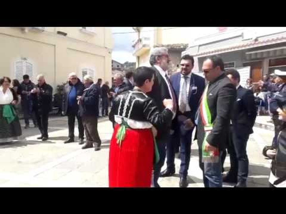Michele Emiliano si fa male mentre balla la 'Tarantella' - (video tratto dal suo profilo facebook)