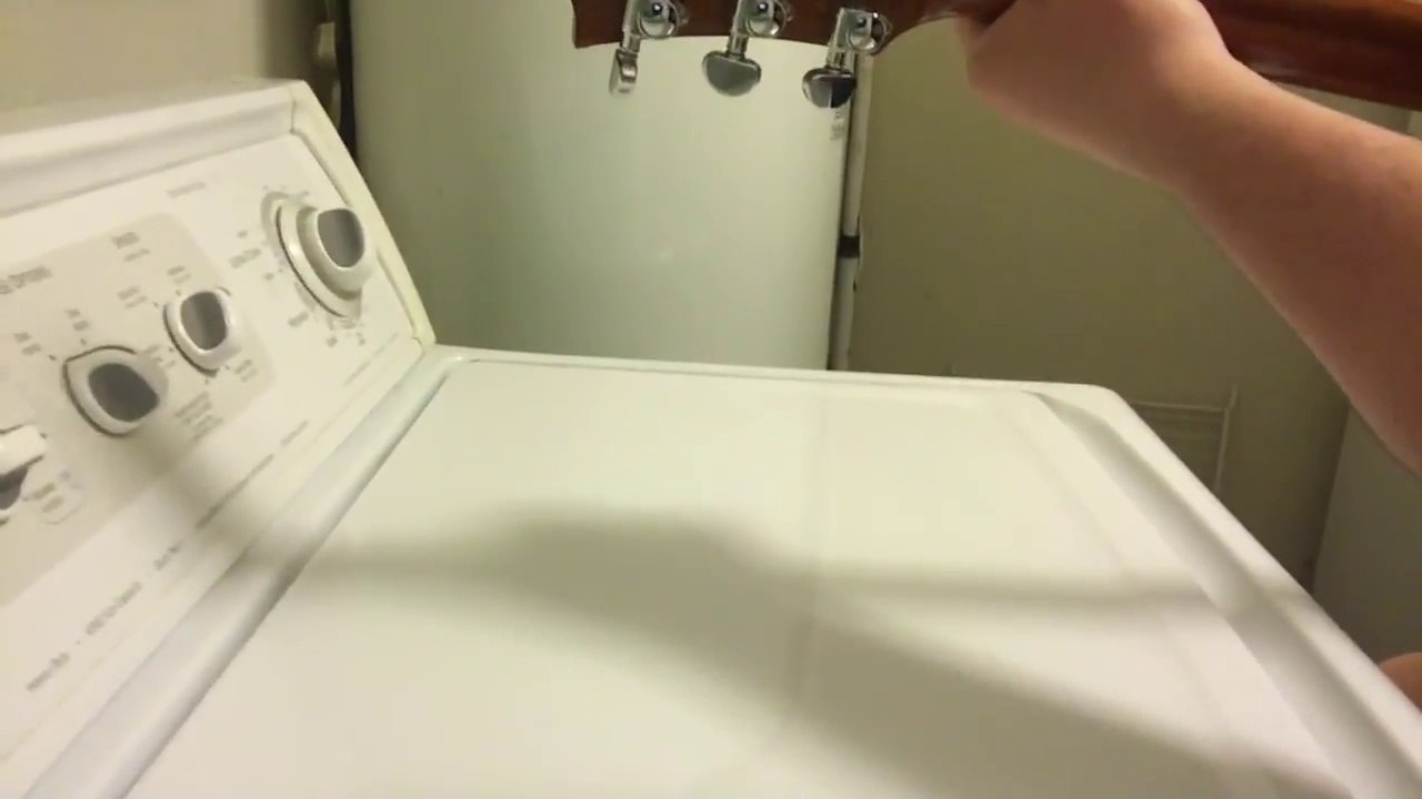 Jouer de la guitare avec un lave linge...