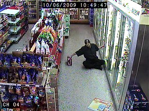 Mec le plus ivre du monde achete une bière en rampant...