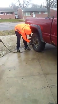 Enlever l'entrave de la fourrière ? FAIL !! Voiture détruite..