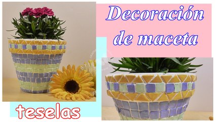 Maceta decorada con teselas de arcilla. Decoración de jardín