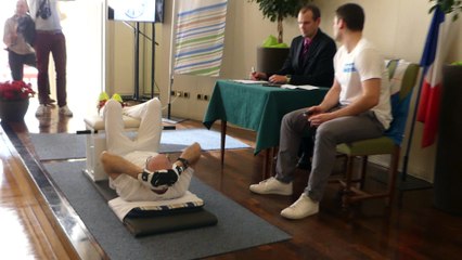 A 81 ans, il bat le record du monde d'abdos en 1h