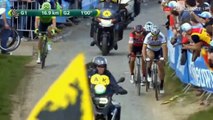 Un spectateur fait tomber le cycliste Peter Sagan avec sa veste lors du tour des Flandres.