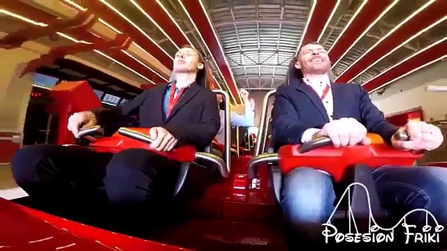 Il se prend un oiseau sur un manège à Ferrari Land