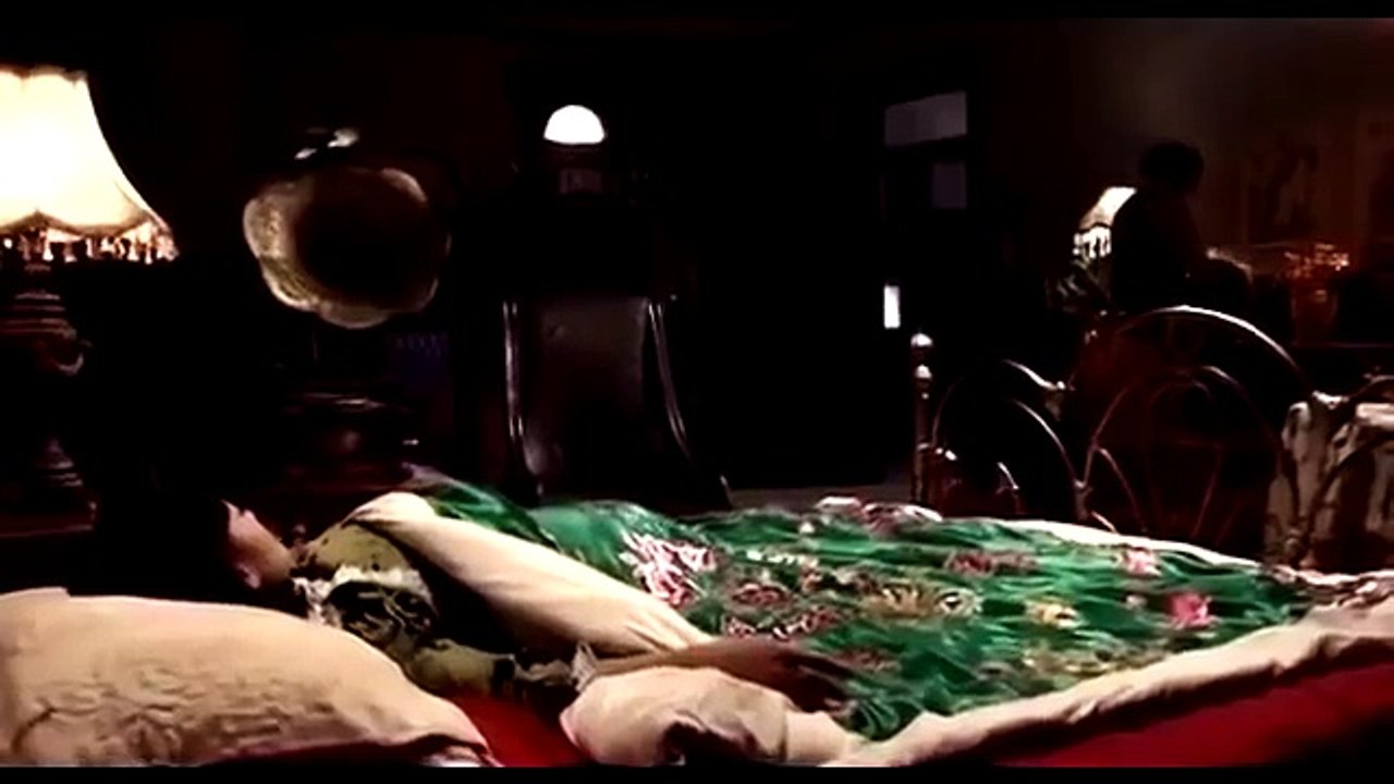 姑娘躺床上呻吟,小伙走近查看,沒想到栽姑娘手裡了！