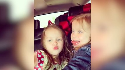 Deux mignones petites filles imitent leur maman !