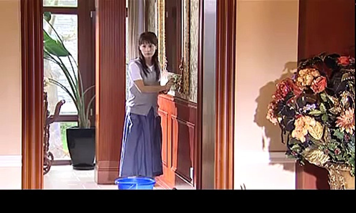 女兒本來是找母親,卻被富豪繼父當清潔工使喚,媽媽也不敢與女兒相認,女兒委屈啊~