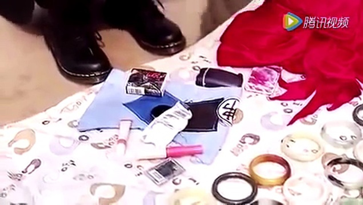女孩买东西付钱时，掉出个东西，让摊主一脸懵逼