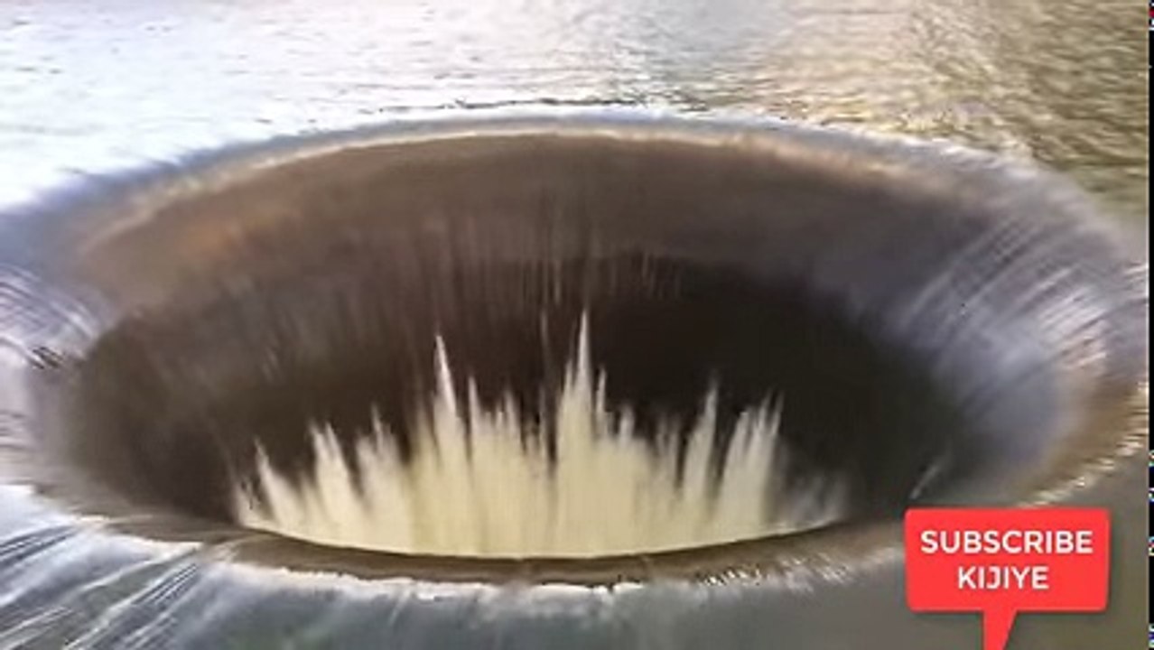 अभी भी रहस्य बना हुआ है , दुनिया का सबसे गहरा गड्ढा ,पानी का पता नहीं कहाँ जाता है