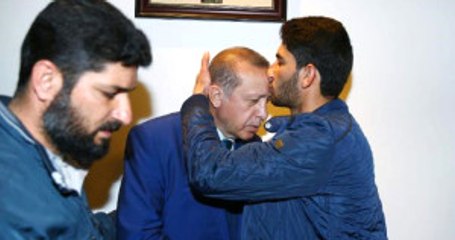 Kimyasal Saldırıda İkiz Bebeklerini Kaybeden Baba Erdoğan'ı Alnından Öptü