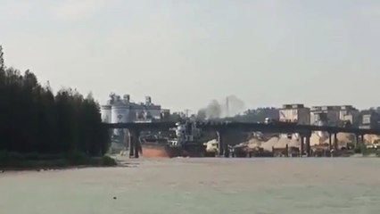 Un bateau tente de passer sous un pont .