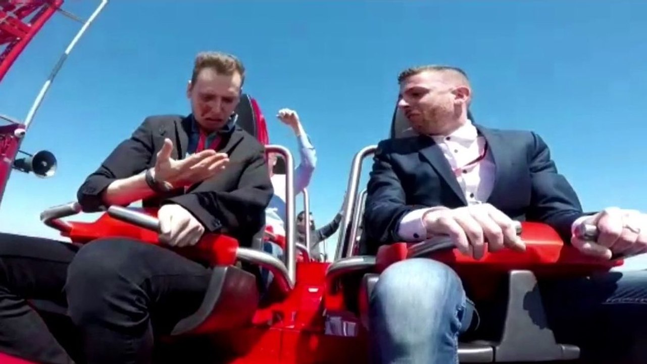 Régis heurte un oiseau sur des montagnes russes.