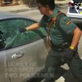 Ce policier espagnol sauve un chien enfermé dans une voiture en plein soleil