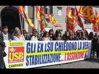Napoli - "Basta precari, sì ai contratti", protesta dei lavoratori Usb (07.04.17)