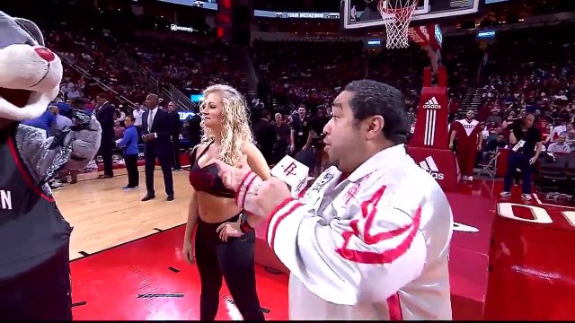Alors qu'elle pense se faire dunker dessus, cette pom-pom girl est demandée en mariage