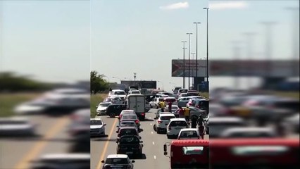 Des braqueurs explosent un camion blindé en pleine autoroute, dans les bouchons.. Vive l'afrique du sud