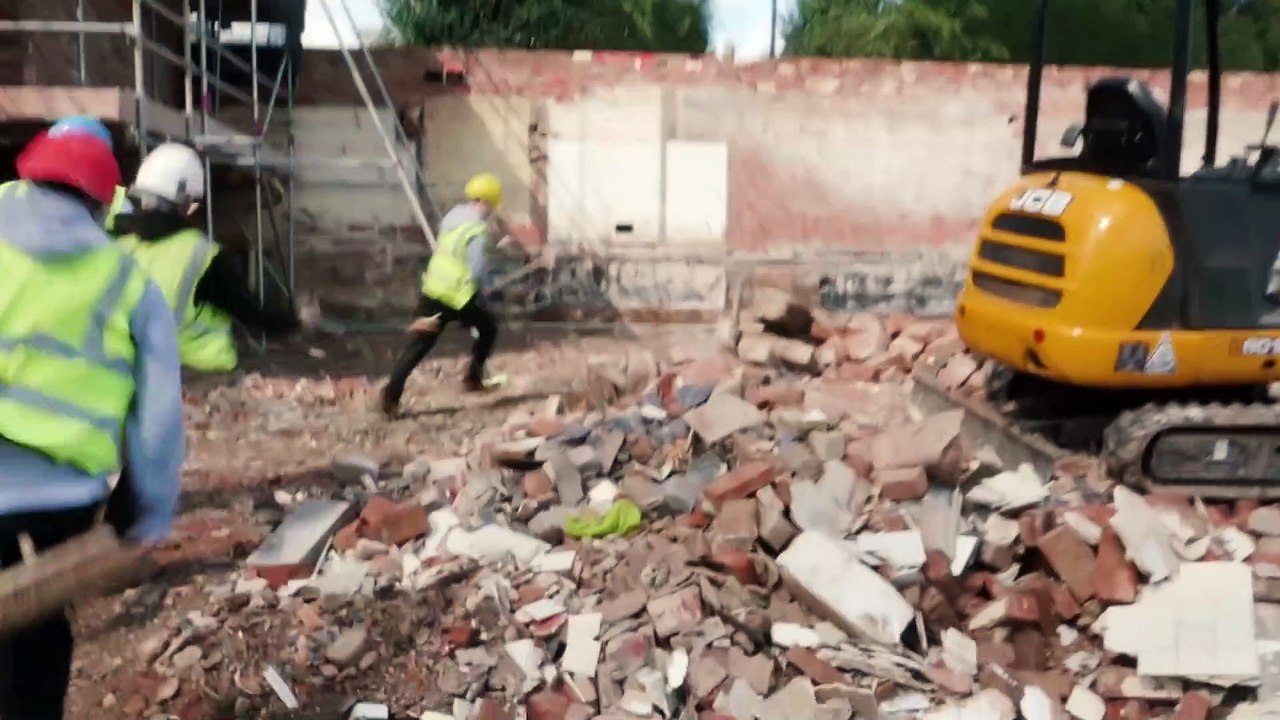 Regardez ces ouvriers faire une course hippique sur leur chantier... Dingue