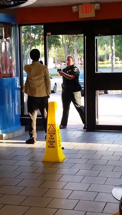 Il se fait taser les burnes par une flic... Trop agressif, ça va le calmer