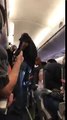 Un pasajero es arrastrado fuera de un avión luego del avion haberse quedado sin espacio