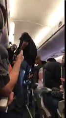 Un pasajero es arrastrado fuera de un avión luego del avion haberse quedado sin espacio