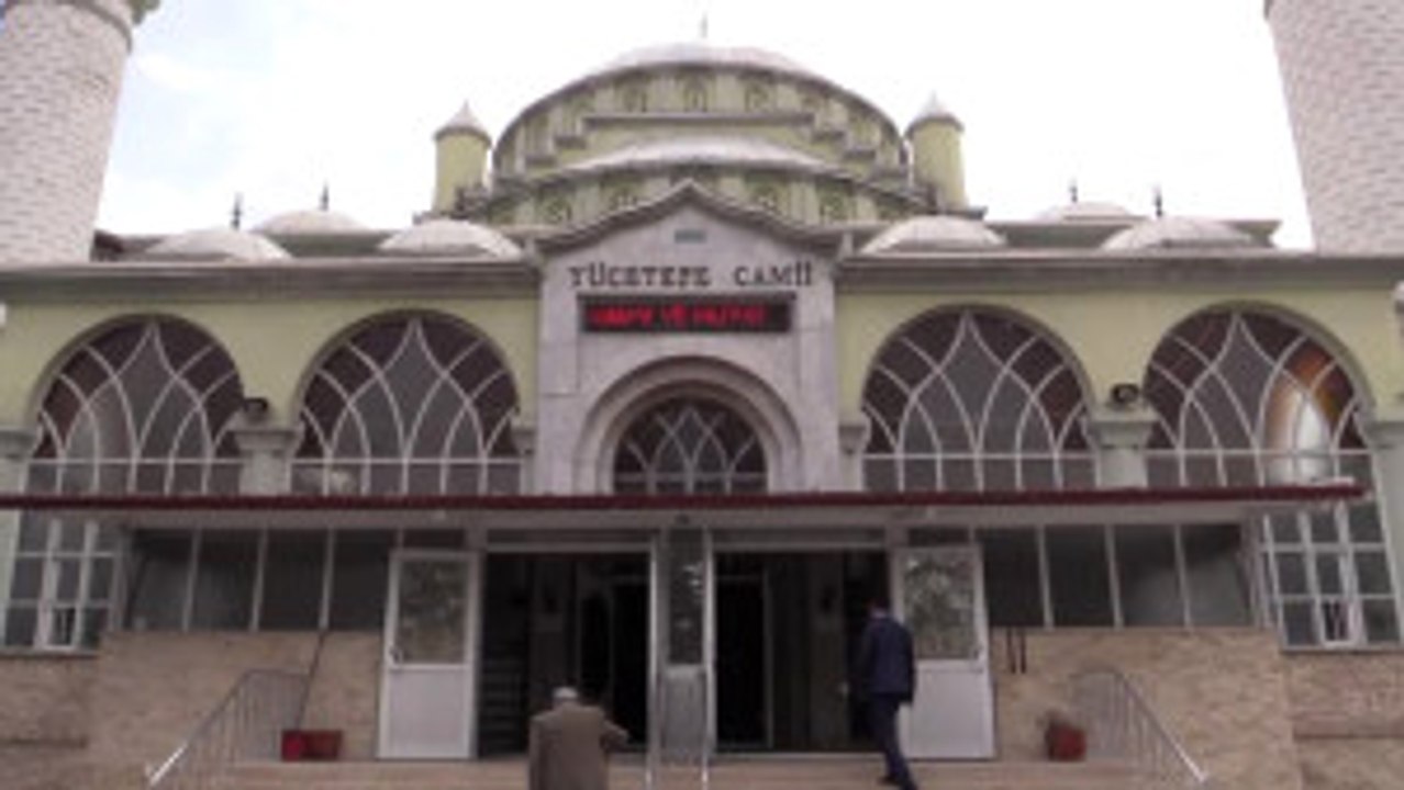 Cuma Hutbesini Işaret Diliyle Aktarıyor