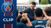 Visite de Marquinhos à de jeunes footballeurs