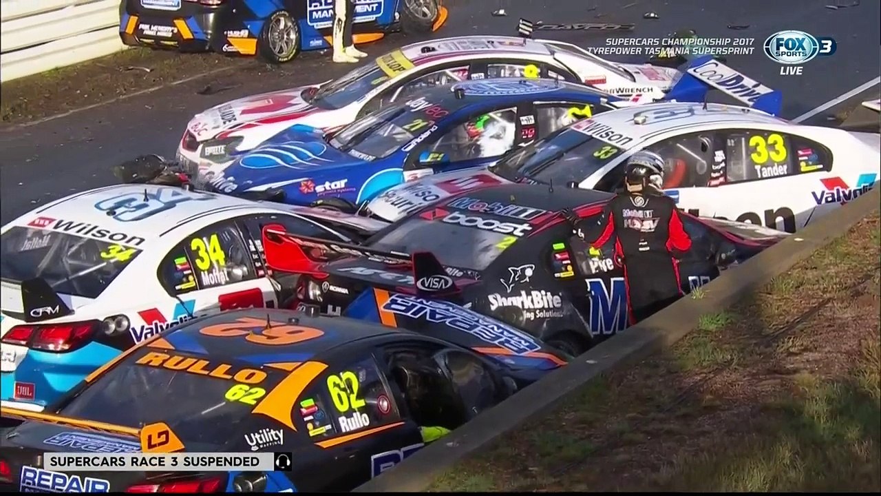 Enorme accident entre 12 voitures de courses en Australie !