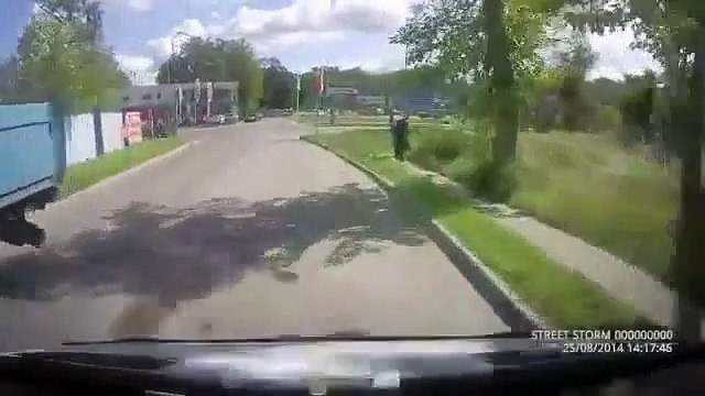 Ce motard fait une cascade hors norme, lors d'un accident très violent
