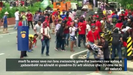 フィリピンの反米左翼のデモ隊にパトカーが突入！轢きまくる！