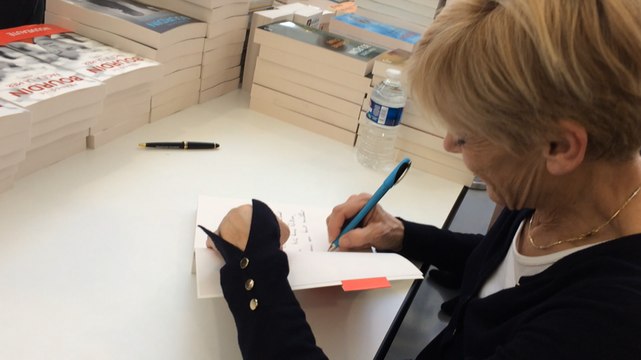 Françoise Bourdin en séance de dédicaces